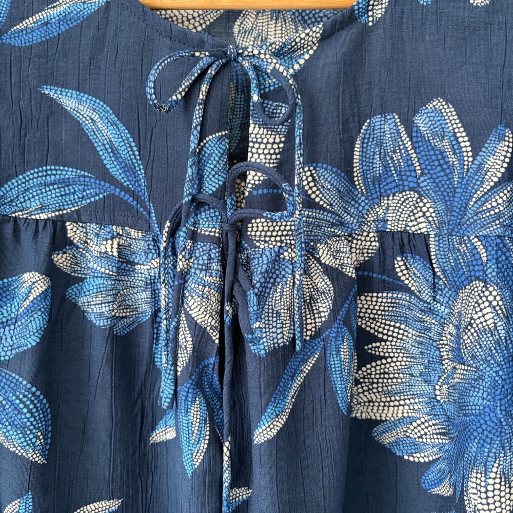Counterparts Size S Navy Blue Floral Pull Over Blouse  Rayon Blend Casual Career - Picture 3 of 9